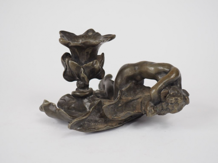 DESBOIS Bougeoir Art Nouveau en bronze patiné.  Signé. Numéroté 8087. 