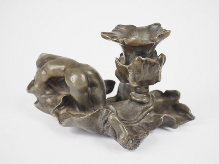 DESBOIS Bougeoir Art Nouveau en bronze patiné.  Signé. Numéroté 8087. 