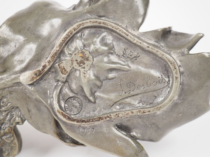 DESBOIS Bougeoir Art Nouveau en bronze patiné.  Signé. Numéroté 8087. 