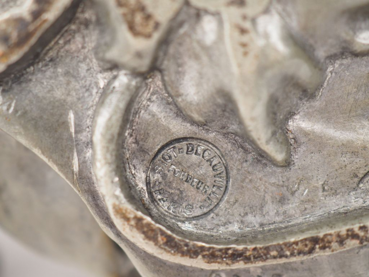 DESBOIS Bougeoir Art Nouveau en bronze patiné.  Signé. Numéroté 8087. 