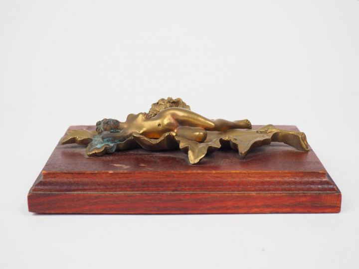 J. GARNIER "Allégorie de Flore"  Sujet en bronze. Signé. 17,5 x 10 cm