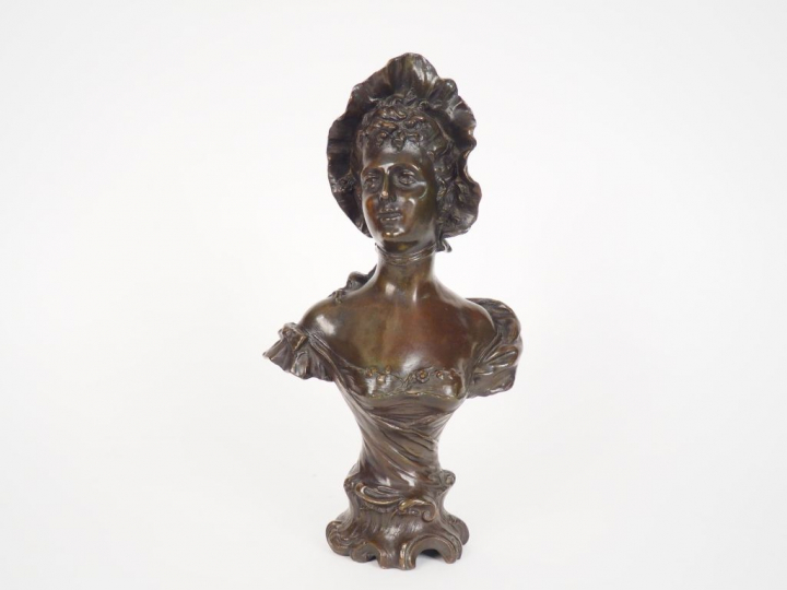 MESTAIS "Elégante au chapeau" Sujet en bronze à patine brune. Signé. H