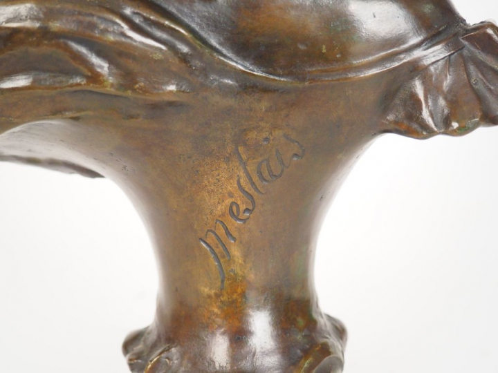 MESTAIS "Elégante au chapeau" Sujet en bronze à patine brune. Signé. H