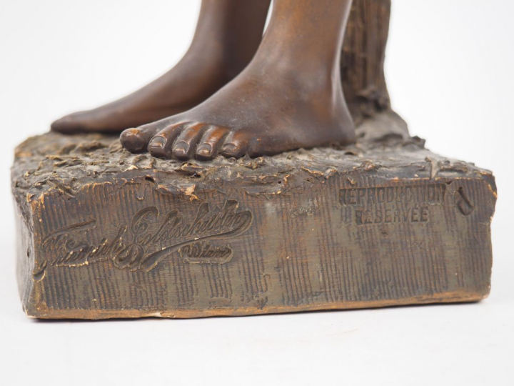 GOLDSCHEIDER "Le pêcheur" Sujet en stuc polychrome.  Signé. H. 58 cm (