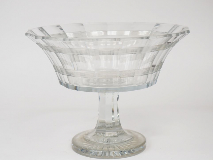 Coupe sur pied  en cristal à décor gravé de liserés. 18,4 x 24,5