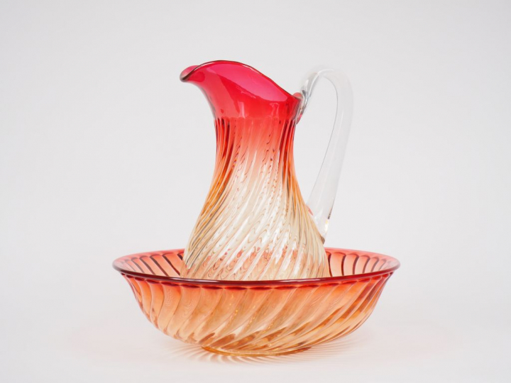 BACCARAT Broc en son bassin en cristal bicolore.  Signé.