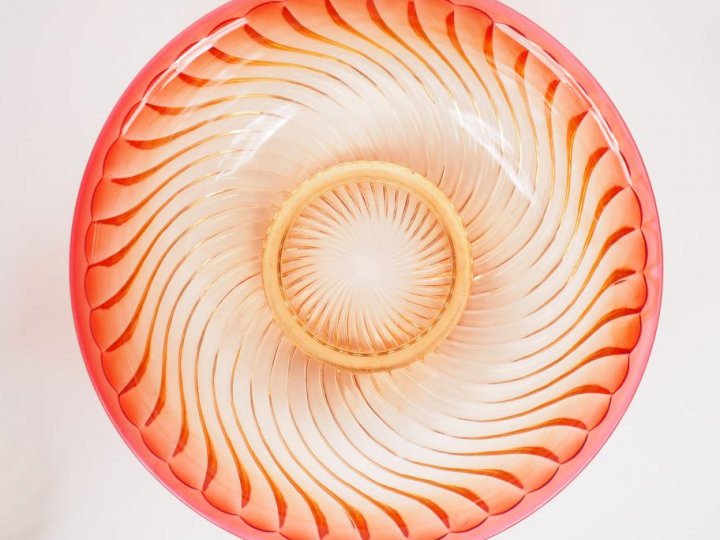 BACCARAT Broc en son bassin en cristal bicolore.  Signé.