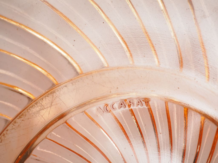 BACCARAT Broc en son bassin en cristal bicolore.  Signé.