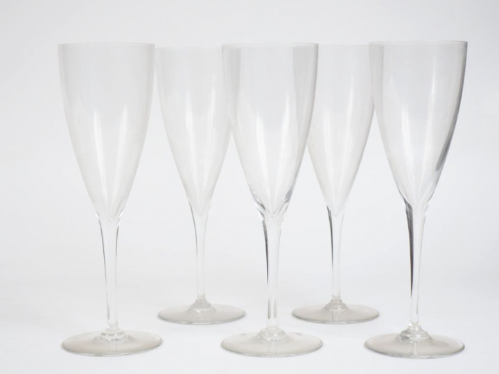 BACCARAT Suite de 21 flûtes en cristal.  Signées.