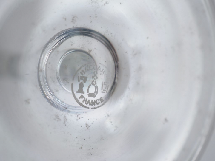 BACCARAT Suite de 21 flûtes en cristal.  Signées.