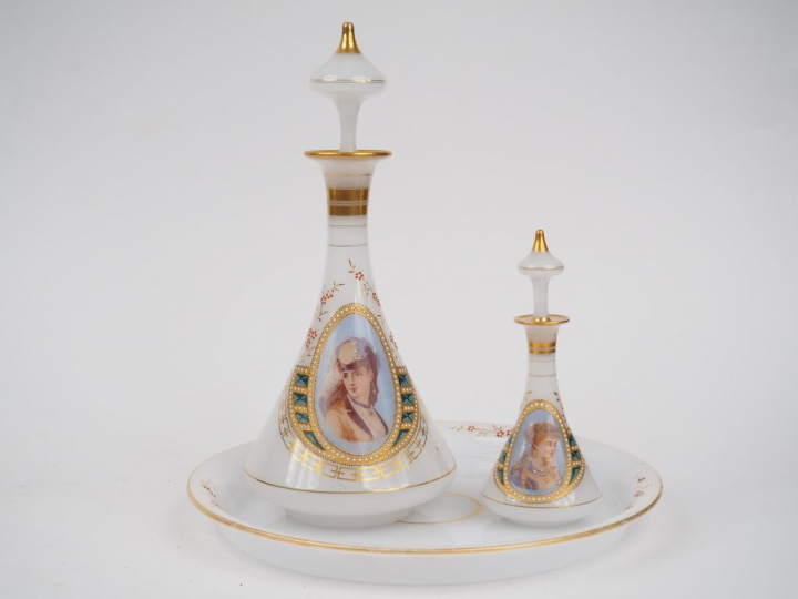Ensemble en opaline vers 1900 à décor de jeune femme dans des réserves