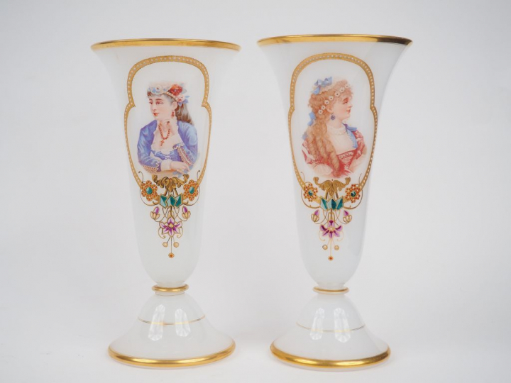 Ensemble en opaline vers 1900 à décor de jeune femme dans des réserves