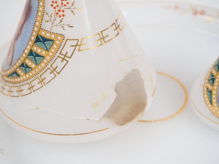 Ensemble en opaline vers 1900 à décor de jeune femme dans des réserves