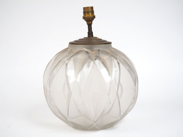 Vase boule Art déco en verre à décor en relief de croisillons, monté e