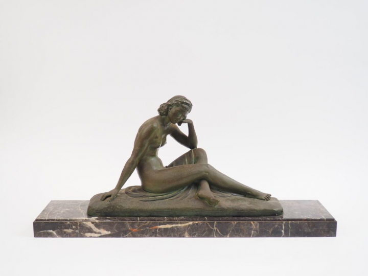 P. DAUVRE "Jeune fille pensive" Sculpture en régule. Socle en marbre. 