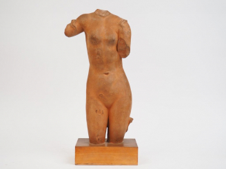Vente aux enchères Ecole française XXème  "Nu féminin" Sculpture en terre cuite.  H. 58,5
