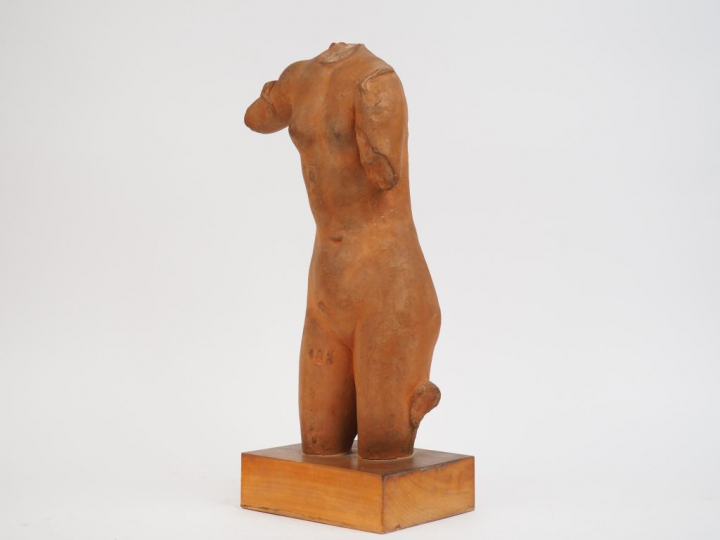 Ecole française XXème  "Nu féminin" Sculpture en terre cuite.  H. 58,5
