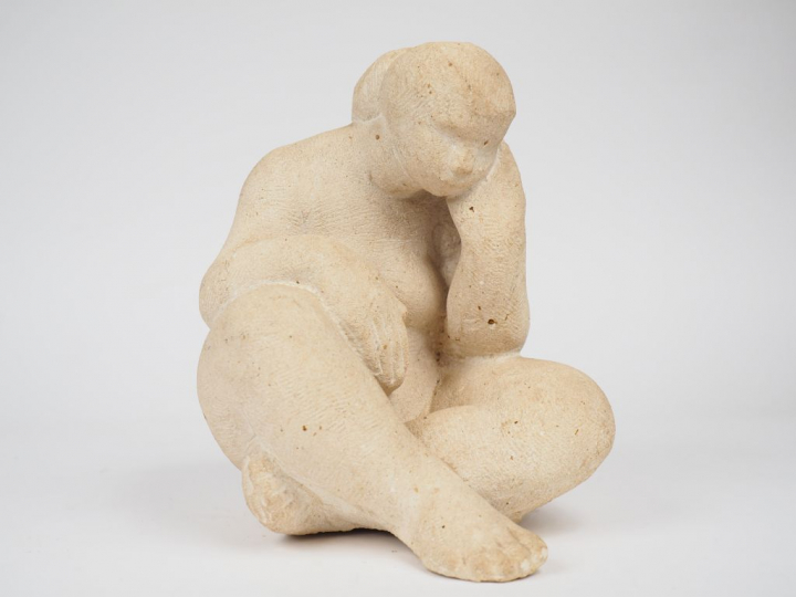 Eugène-Henri DULER  "Jeune femme assise" Sujet en pierre. Signé du mon