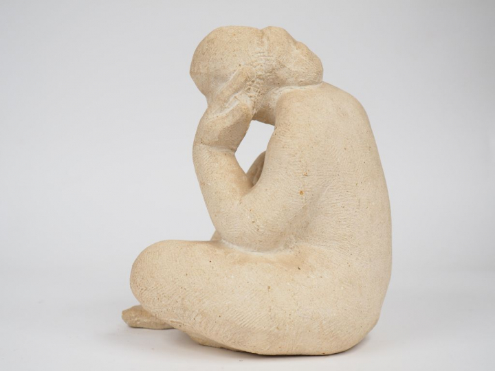 Eugène-Henri DULER  "Jeune femme assise" Sujet en pierre. Signé du mon