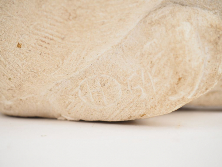 Eugène-Henri DULER  "Jeune femme assise" Sujet en pierre. Signé du mon