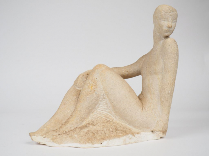 Eugène-Henri DULER  "Garçonne assise" Sculpture en pierre. Signée sur 