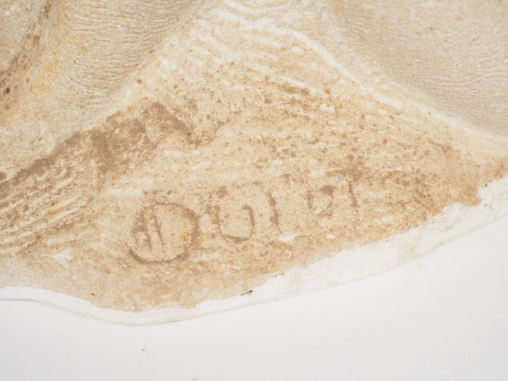 Eugène-Henri DULER  "Garçonne assise" Sculpture en pierre. Signée sur 