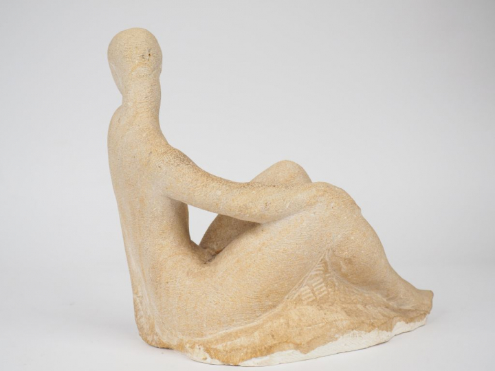 Eugène-Henri DULER  "Garçonne assise" Sculpture en pierre. Signée sur 