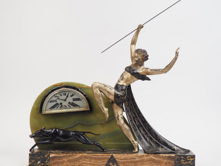 Grande pendule 1940 en onyx vert, marbre portor et régule polychrome f