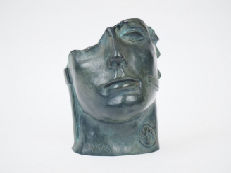 Vente aux enchères Igor MITORAJ  "Centurion" Sculpture en bronze à patine verte. Signée. 