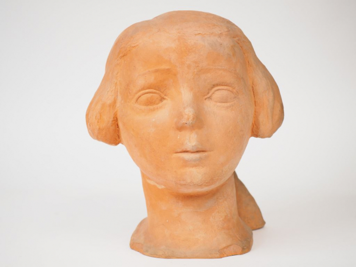 Ecole française XXème "Portrait de fillette" Sculpture en terre cuite.