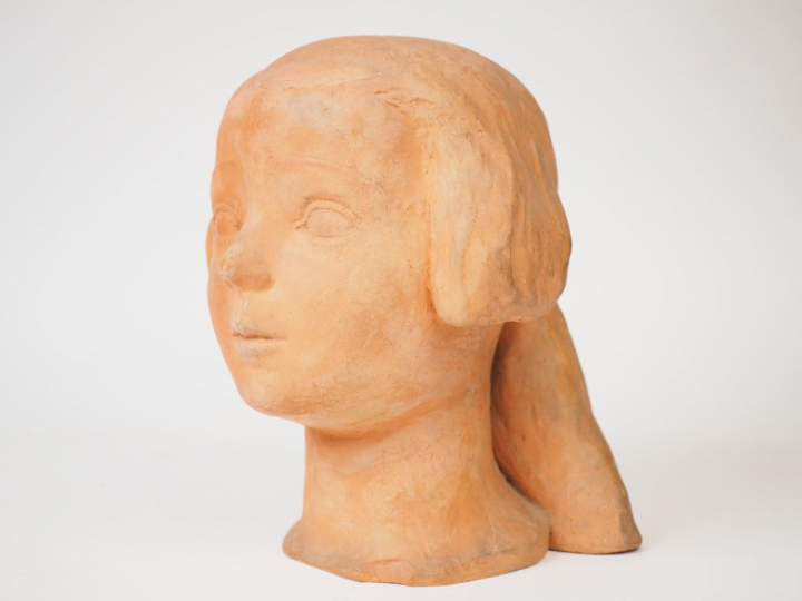 Ecole française XXème "Portrait de fillette" Sculpture en terre cuite.