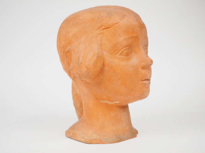 Ecole française XXème "Portrait de fillette" Sculpture en terre cuite.