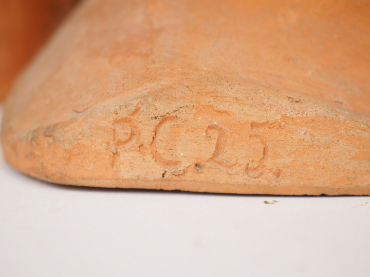 Ecole française XXème "Portrait de fillette" Sculpture en terre cuite.