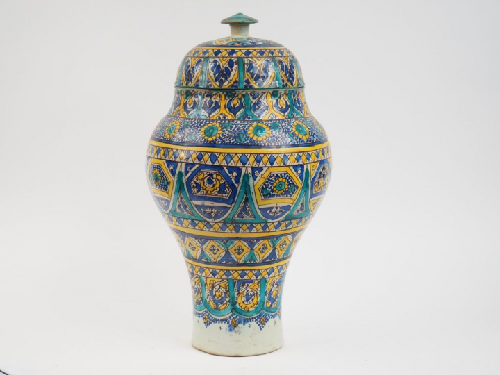 Grande potiche marocaine couverte en faience polychrome. H.  57 cm  La