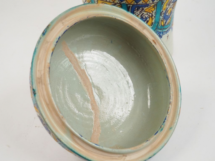 Grande potiche marocaine couverte en faience polychrome. H.  57 cm  La