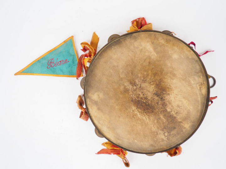 Tambourin béarnais en peau, bois polychrome et métal. Diam. 40 cm (usu