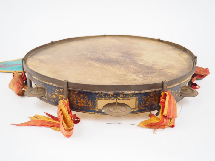 Tambourin béarnais en peau, bois polychrome et métal. Diam. 40 cm (usu