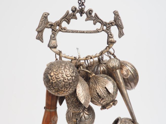 Vente aux enchères Trophée en métal ou argent bas-titre à décor de calebasse, de fruits, 