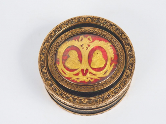 Vente aux enchères Boite Louis XVI en or, carton maché et écaille, couvercle orné des por