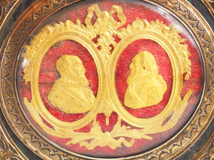 Boite Louis XVI en or, carton maché et écaille, couvercle orné des por