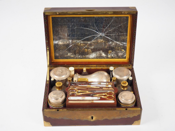 BIENNAIS Nécessaire de voyage en argent, poinçon au Coq, porcelaine et