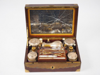 Vente aux enchères BIENNAIS Nécessaire de voyage en argent, poinçon au Coq, porcelaine et