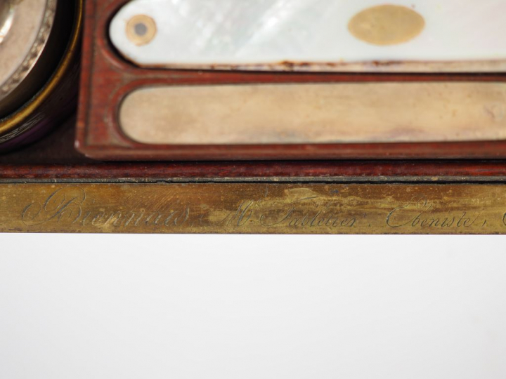 BIENNAIS Nécessaire de voyage en argent, poinçon au Coq, porcelaine et