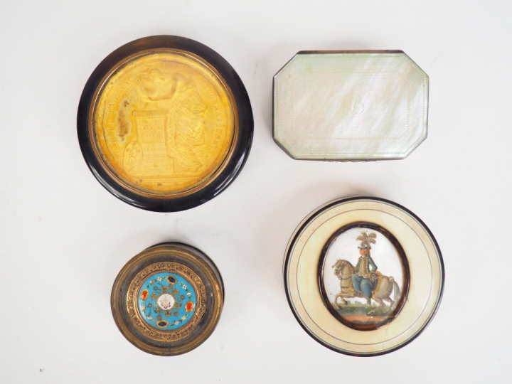 Ensemble comprenant :  - une boite en nacre gravée, monture argent.  -