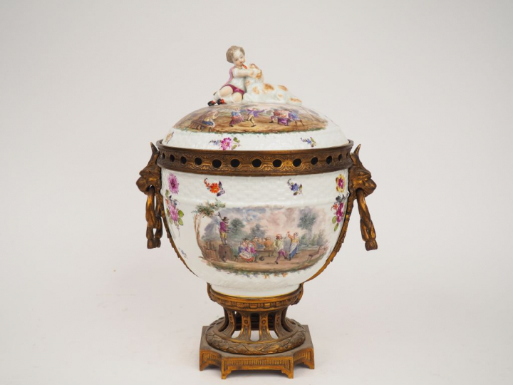 Pot pourri XIXème en porcelaine polychrome de Meissen à décor de scène
