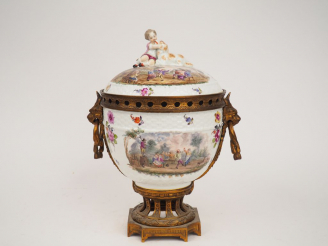 Vente aux enchères Pot pourri XIXème en porcelaine polychrome de Meissen à décor de scène