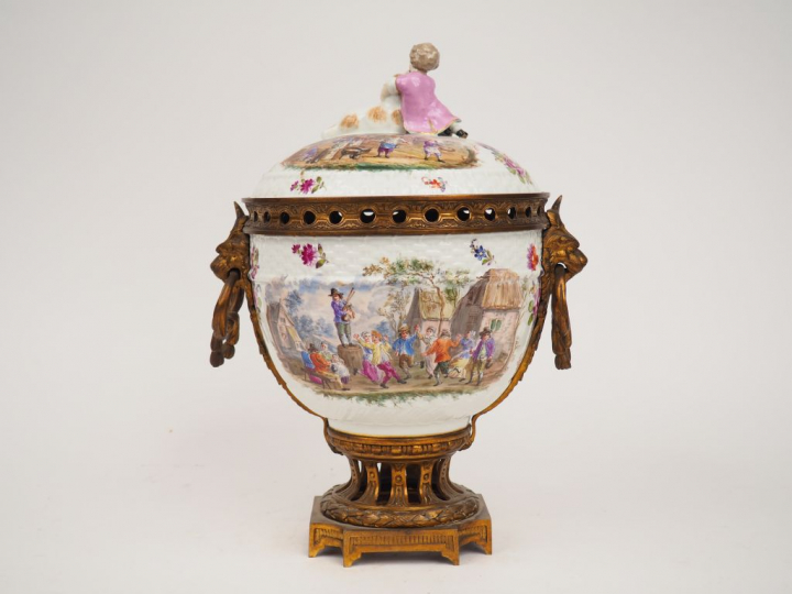 Pot pourri XIXème en porcelaine polychrome de Meissen à décor de scène