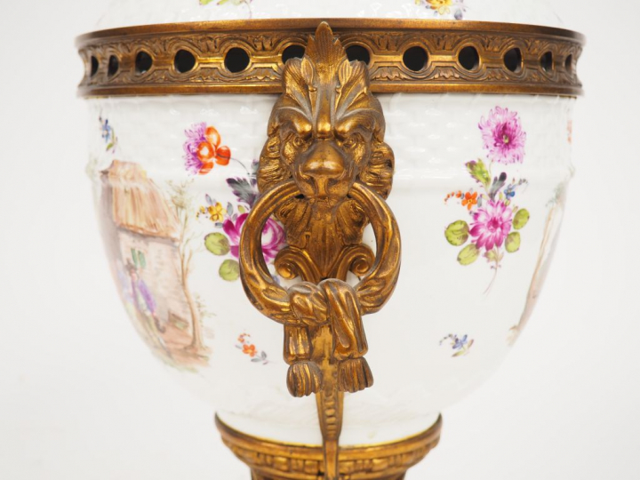 Pot pourri XIXème en porcelaine polychrome de Meissen à décor de scène