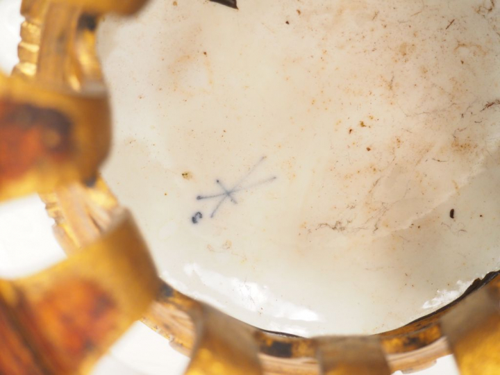 Pot pourri XIXème en porcelaine polychrome de Meissen à décor de scène