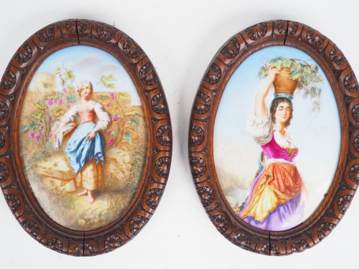 B. SCHMOLL "Jeunes paysannes" Paire de plaques ovales en porcelaine.  